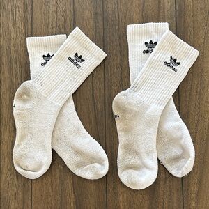 2 pairs of women's socks